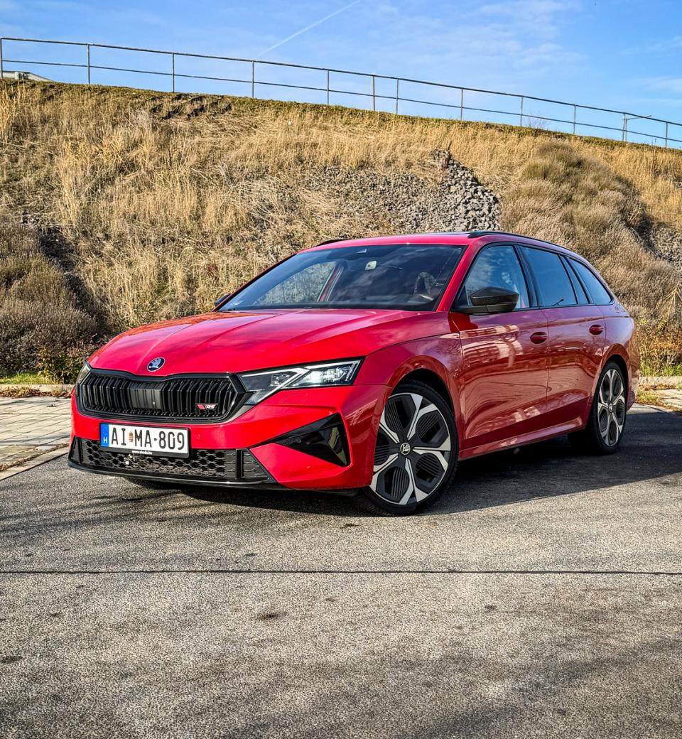 Nem véletlen, hogy a belső sávban mindig egy Škoda villog le - Škoda Octavia Combi RS 2025