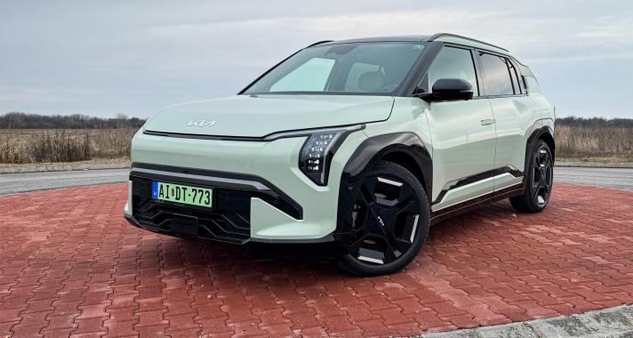 A kis űrhajó, ami nyugdíjba küldi a hatótáv-parát – KIA EV3 GT-line teszt