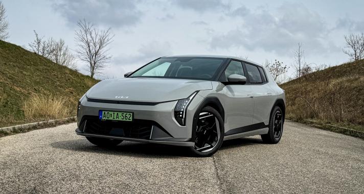 A futurizmus emberközeli arca: Próbán a KIA EV4 ötajtós változata