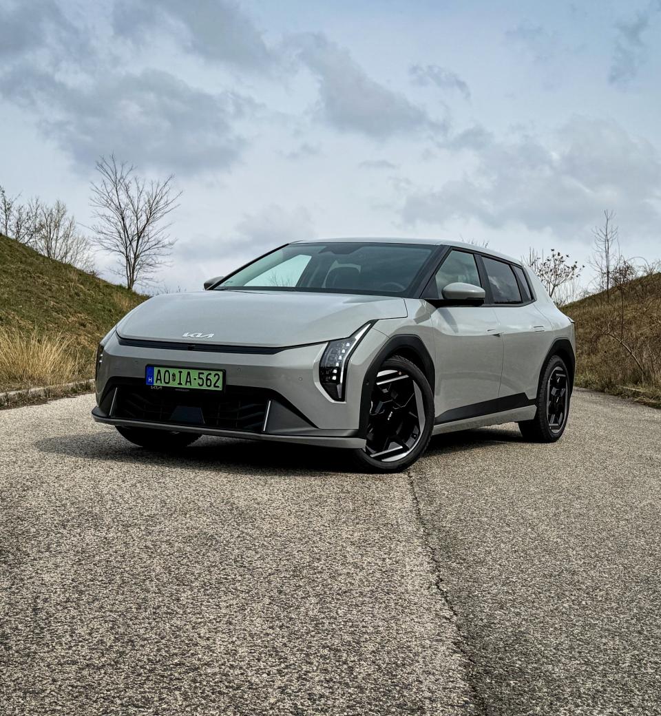 A futurizmus emberközeli arca: Próbán a KIA EV4 ötajtós változata