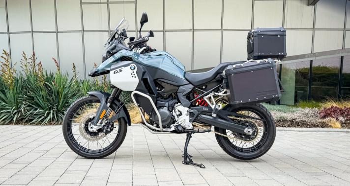 Nem biztos, hogy neked a legnagyobb a legjobb! – BMW F 900 GS Adventure (2026) teszt
