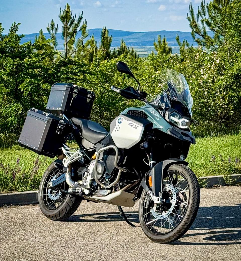 Nem biztos, hogy neked a legnagyobb a legjobb! – BMW F 900 GS Adventure (2026) teszt
