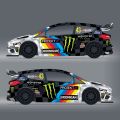 Ken Block eletromos ralikrossz autóba ül