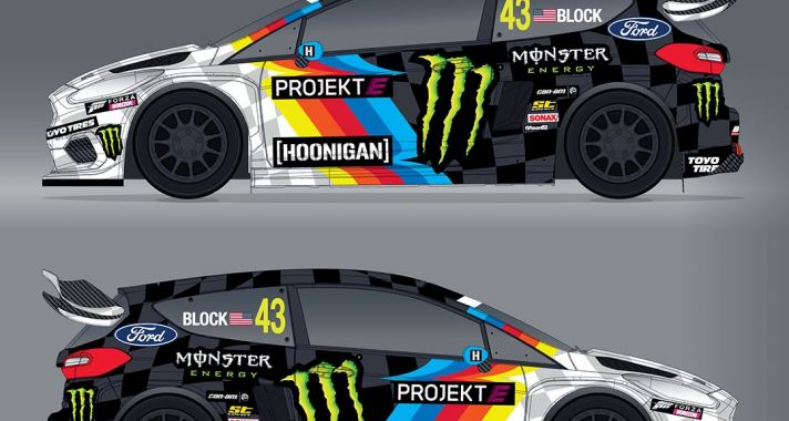 Ken Block eletromos ralikrossz autóba ül