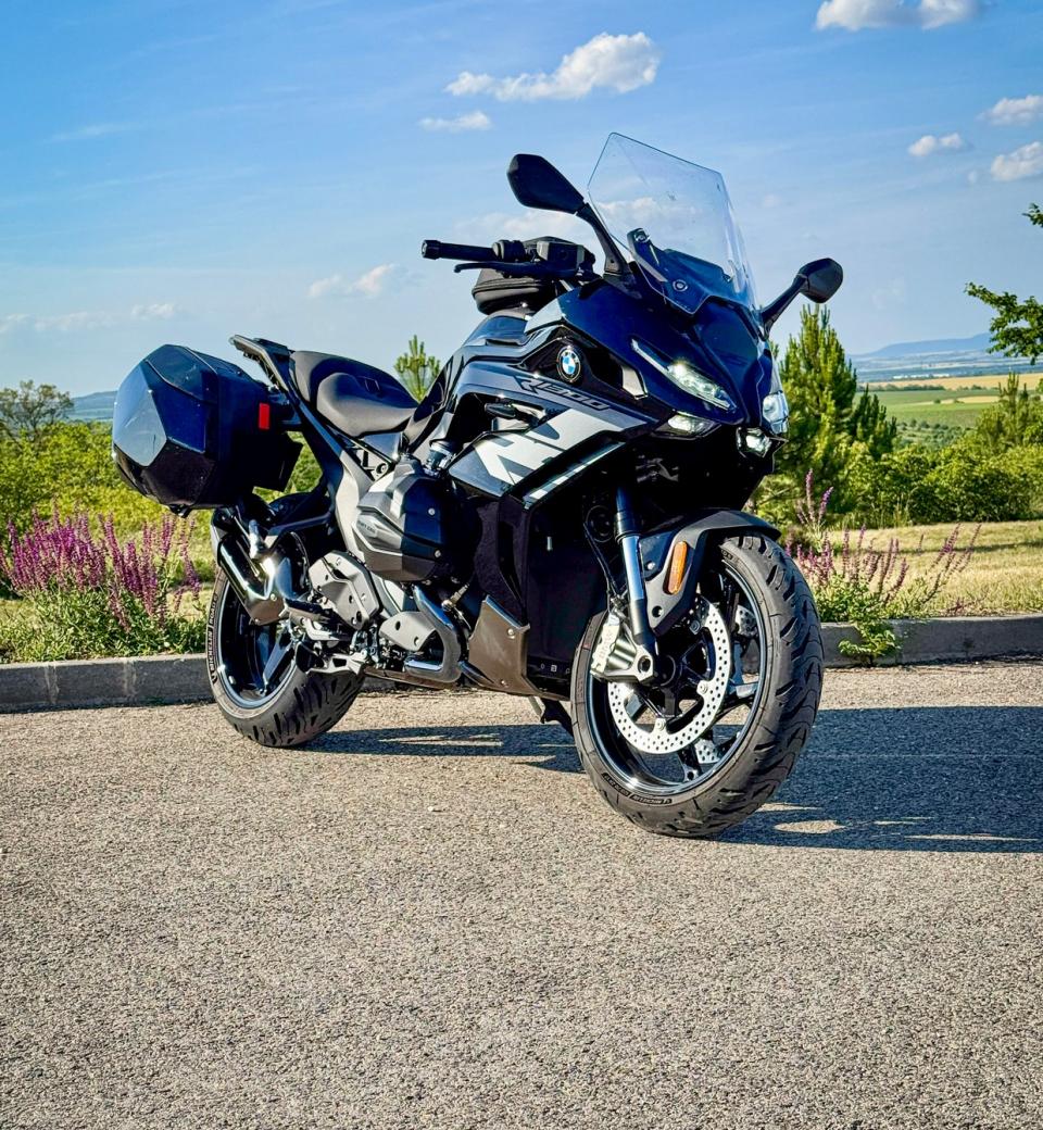 A sport-túrázás fekete lovagja – BMW R 1300 RS Triple Black