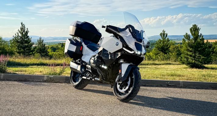 Szolgálunk, védünk és utazunk: A kék villogó árnyékában érkezett meg az új BMW R1300RT