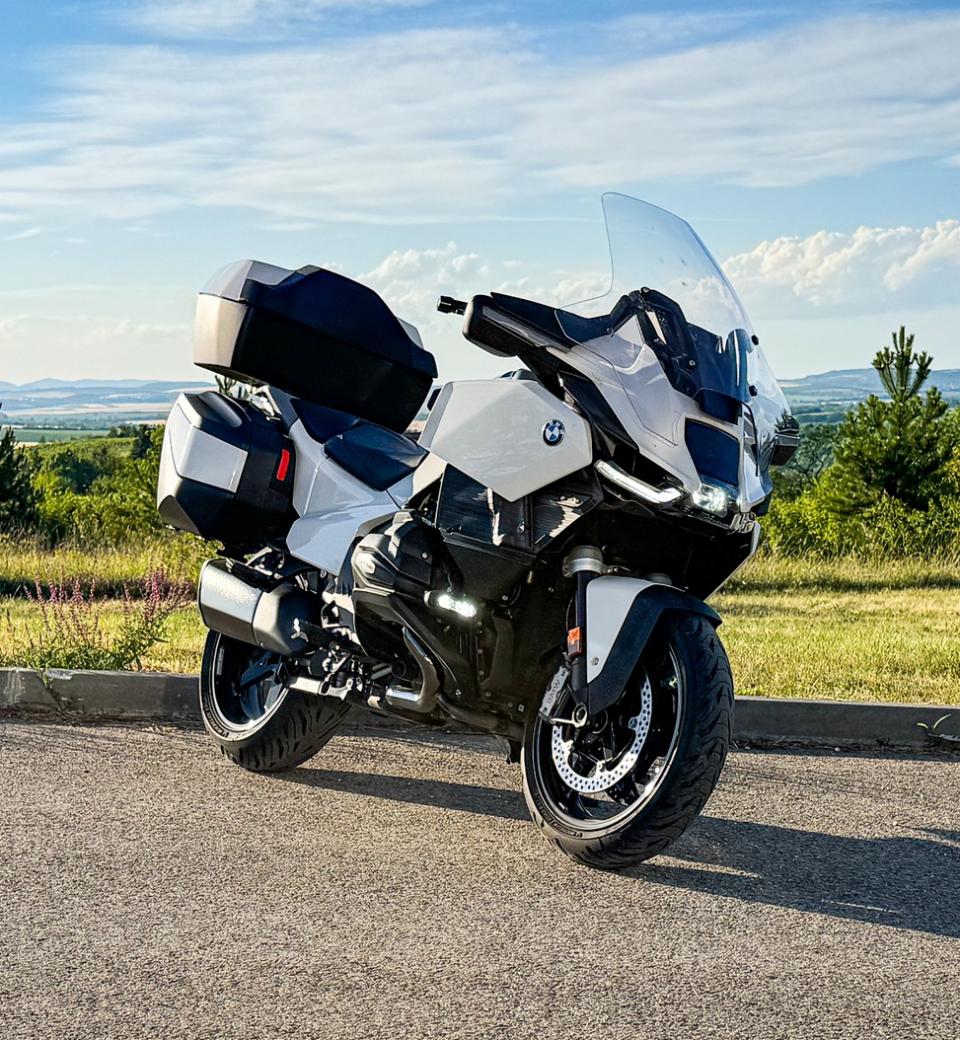 Szolgálunk, védünk és utazunk: A kék villogó árnyékában érkezett meg az új BMW R1300RT