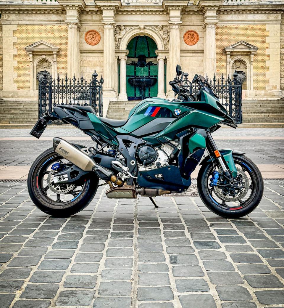 Ilyen lehet lézerkarddal kaszabolni! – BMW M 1000 XR teszt (2026)