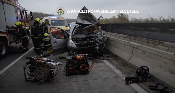 Videó! Baleset az M0-on, dolgoznak a tűzoltók