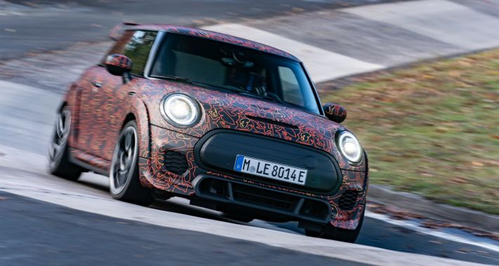 A MINI a tisztán elektromos meghajtású MINI John Cooper Works modellek koncepcióin dolgozik