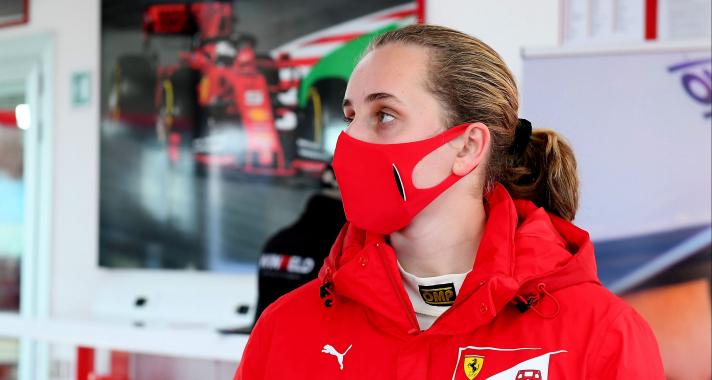 Ferrari: lány a volánnál
