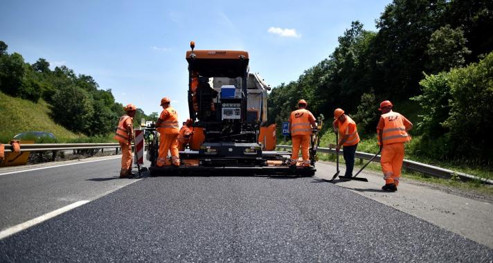 Újabb felújítások: korlátozások jönnek az M1-es és az M3-as autópályán