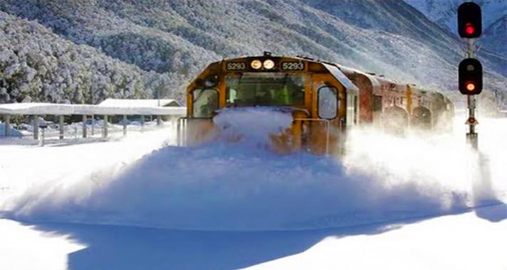 Vasparipa a hóban: vigyázz, ha jön a vonat! Videó