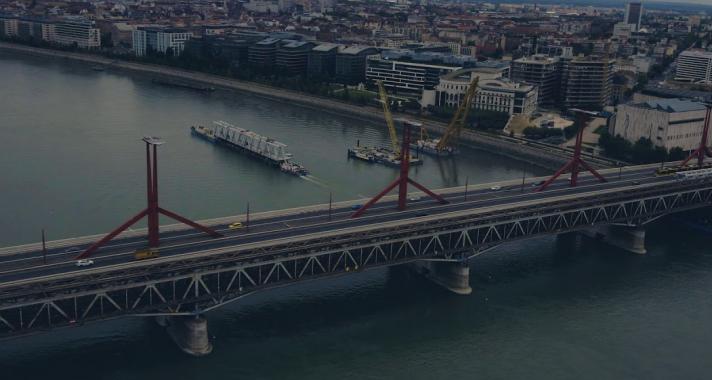 Készül az összekötő: hídépítés videón