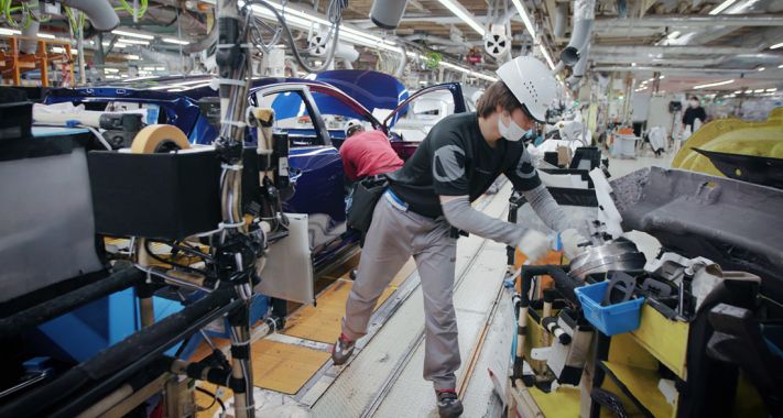 A LEAF lítium-ion akkumulátorai a Nissan automatizált gyártósori járműveiben találnak otthonra