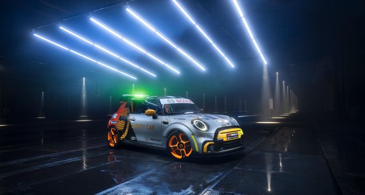 Íme az ABB FIA Formula E új biztonsági autója, a JCW-ihlette MINI Electric Pacesetter