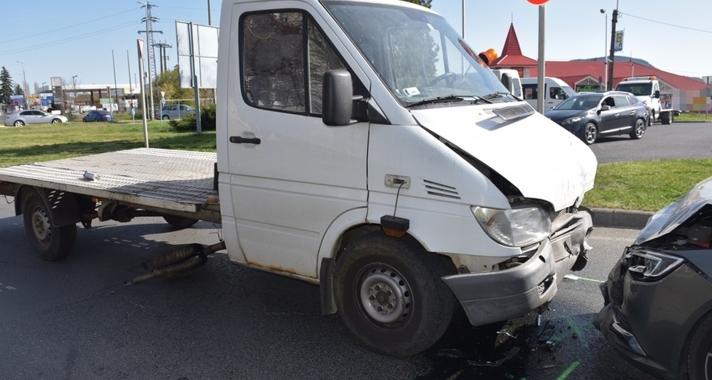 Ámokfutó trélerrel: menekülő rendőrök, öt törött autó - VIDEÓ