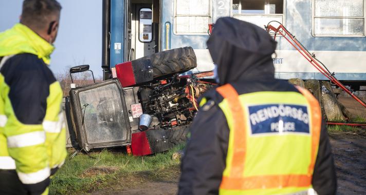 Két vonat és a traktor: hatalmas baleset fotókkal