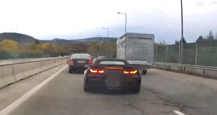 Cikázott a Corvette, a kamera felvette – VIDEÓ