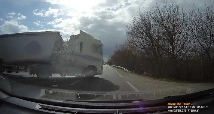 Találkozás a kamionnal! Videó erős idegzetűeknek