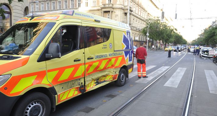 Mentőautó karambolozott a Nyugati pályaudvar közelében