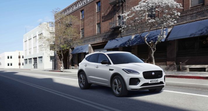 Új R-DYNAMIC BLACK változattal és fejlett technológiai tartalommal újul meg a Jaguar E-Pace