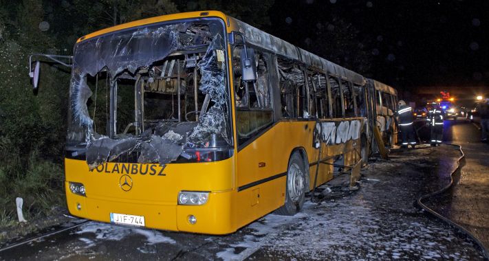 Kigyulladt egy busz az M7-esen Érdnél