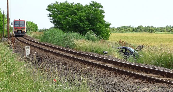 Személyautó ütközött vonattal a mezőhéki vasúti átjáróban