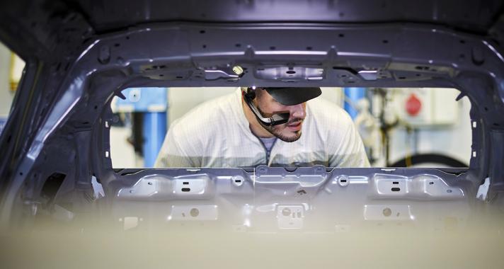 Sci-fi szemüveg segíti a munkát a Peugeot gyártóüzemeiben