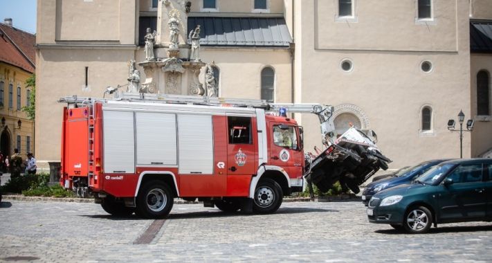 Műemlékre dőlt egy emelőkosaras jármű, ketten megsérültek Veszprémben