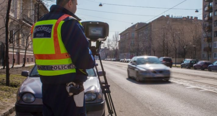 Másfél percenként fogtak gyorshajtót