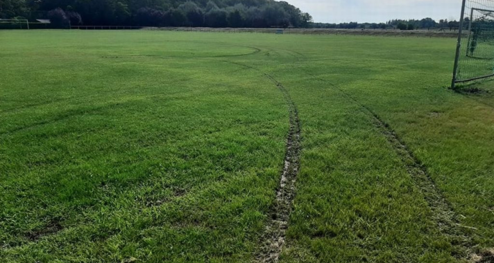 A szegedi rendőrök elfogtak egy 37 éves férfit, aki autójával driftelt a deszki focipályán