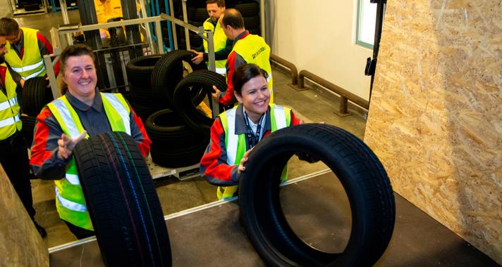 Egyedi abroncsot tervezett a Bridgestone a kecskeméti Mercedes gyárnak